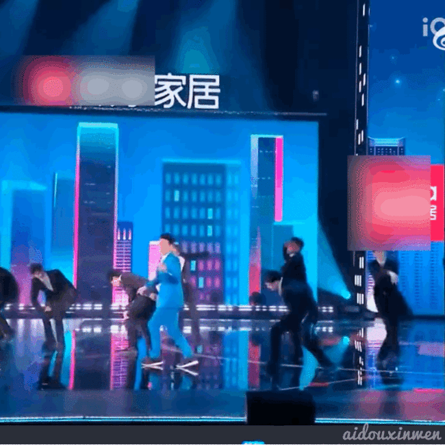 哈哈哈！王耀庆跨年舞台穿的不是足力健
