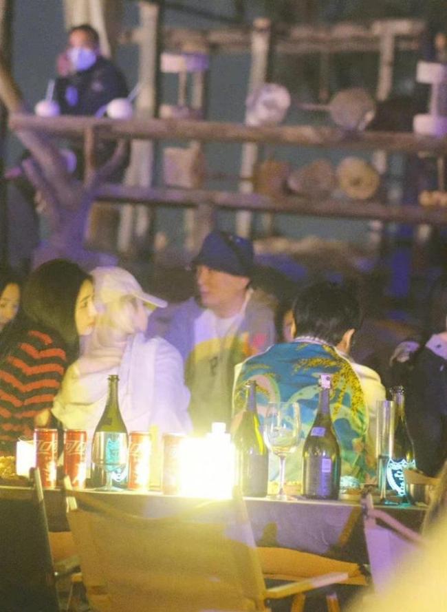 网友拍到买超与神秘美女三亚跨年 王思聪也在其中