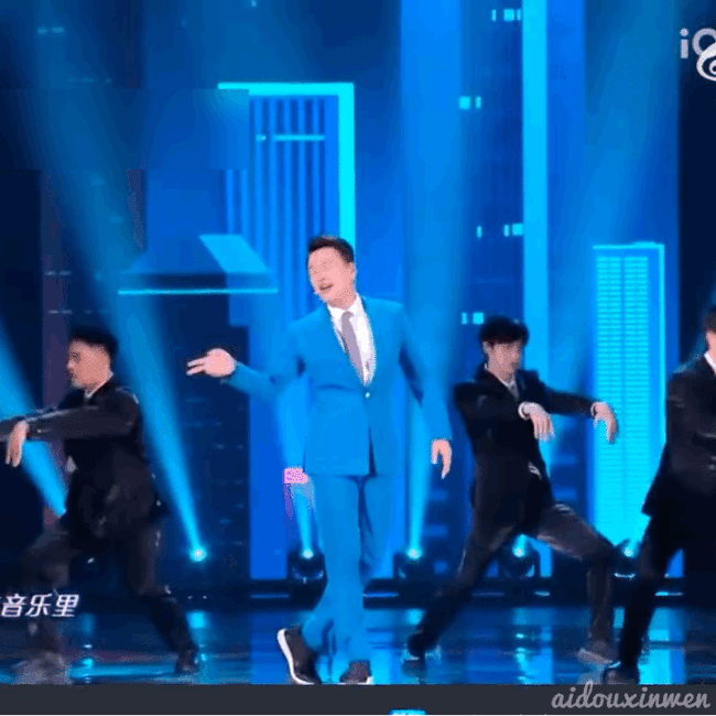 哈哈哈！王耀庆跨年舞台穿的不是足力健