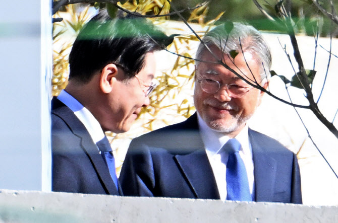 ▲1月2日,共同民主党党首李在明(左)在梁山拜访前总统文在寅。图自韩媒