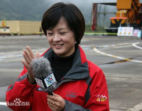 央视前主持李小萌回应被家暴：撞墙上导致右眼红肿