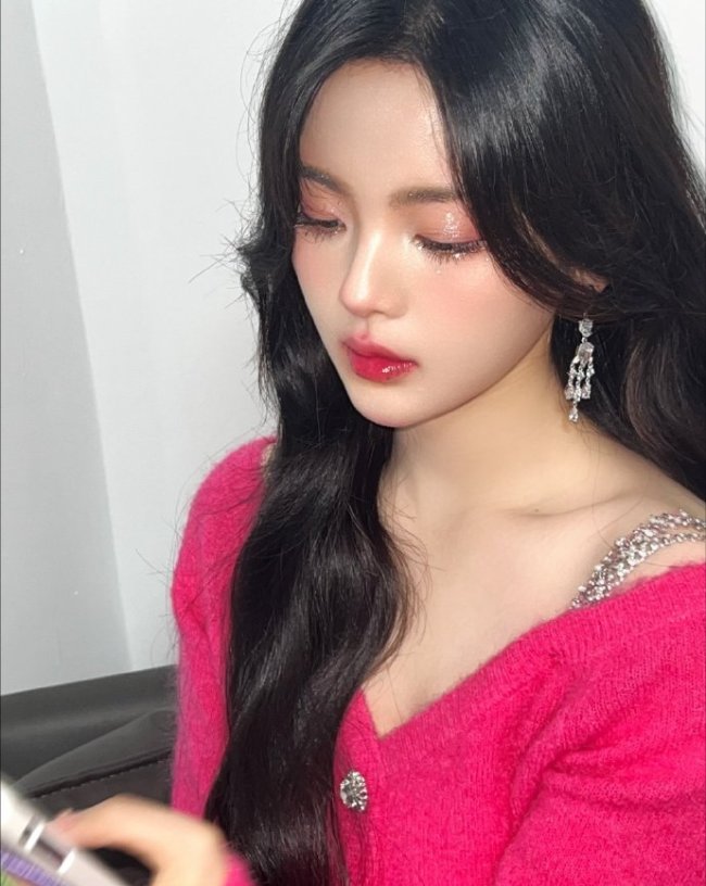 杨超越晒美照秀香肩 兔系碎钻妆又甜又撩
