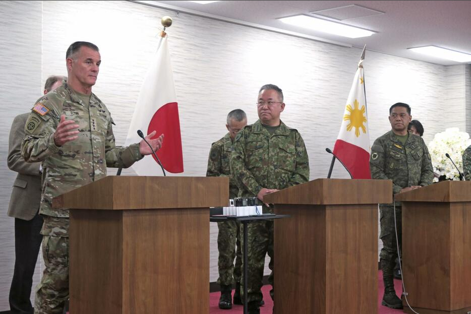 前排从左至右:美国太平洋陆军、日本陆上自卫队和菲律宾陆军最高将领 图自日媒