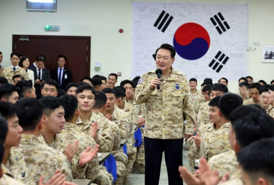当地时间1月15日,尹锡悦到访韩方派驻在阿联酋的部队,慰问官兵。图为尹锡悦正在向当地韩国士兵发言讲话。图自韩媒