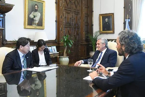 1月10日,阿根廷总统费尔南德斯(右二)会见来访的日本外相林芳正(左一)。图源:视觉中国