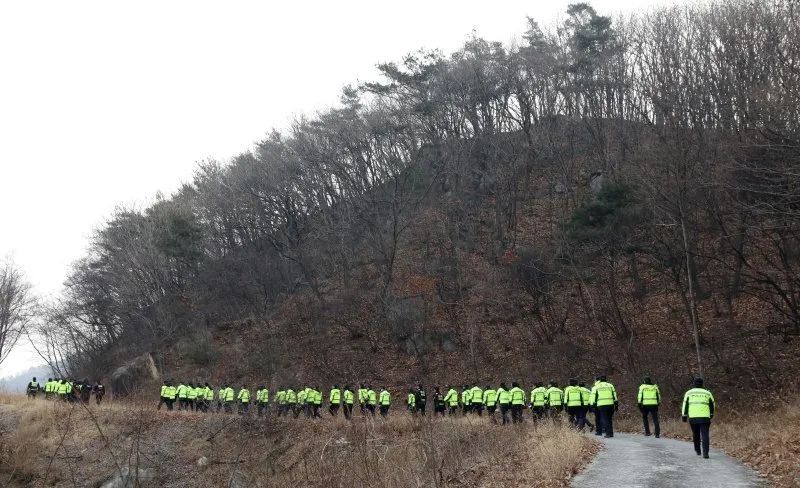 ▲1月18日,庆尚北道警察厅机动队警力在“萨德”基地附近野山搜索疑似坠落的无人机集体。图自韩媒
