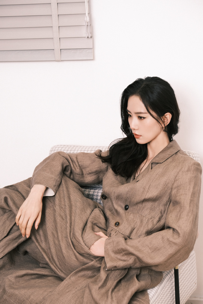 刘诗诗美照曝光 穿褐色大衣温婉知性 