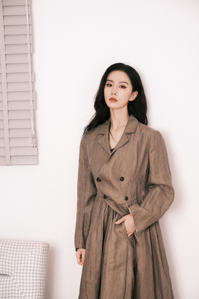 刘诗诗美照曝光 穿褐色大衣温婉知性 