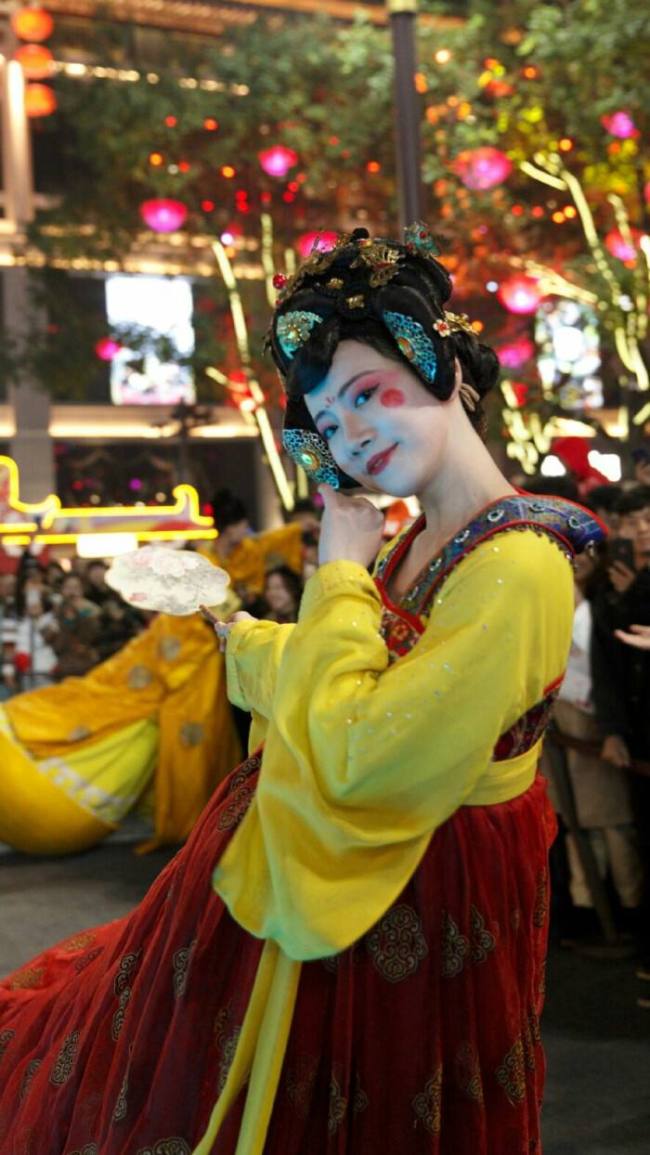 一脸慈祥！西安不倒翁小姐姐回应生娃后变憔悴