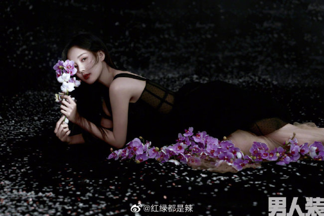 女演员和马！李一桐男人装八月刊封面