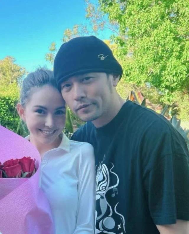花式秀恩爱！周杰伦下厨做情人节大餐