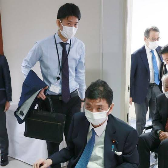岸信千世(左)与岸信夫(右前)。日媒2022年12月摄