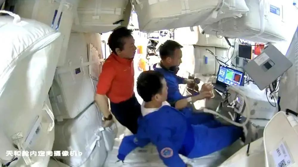 ▲图为神舟十五号航天员乘组在轨使用空间站双光子显微镜(研究团队供图)