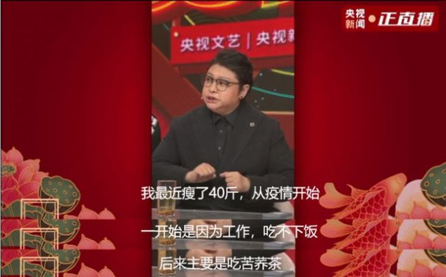 51岁韩红深夜外出玩乐 身旁帅气司机为其穿外套