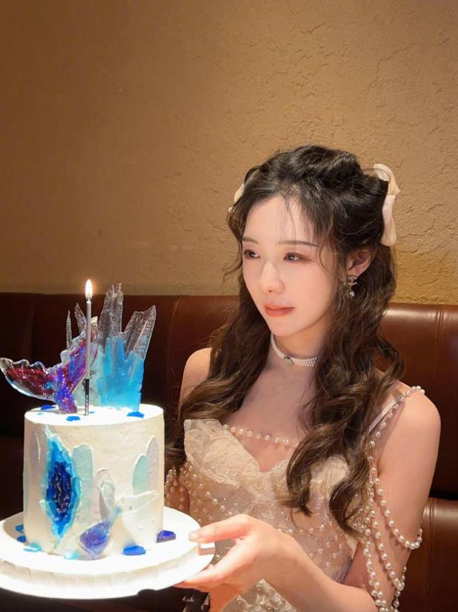 王思聪现身女网红生日会 小15岁女友未在身旁