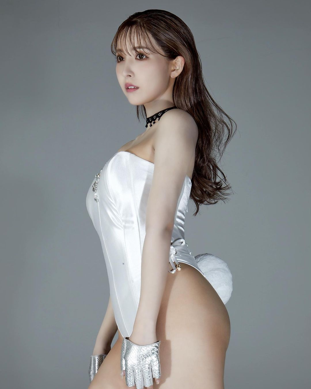 「三上悠亚」化身爆乳兔女郎拜年！多变造型秀「巨R美臀」引十几万人按赞！