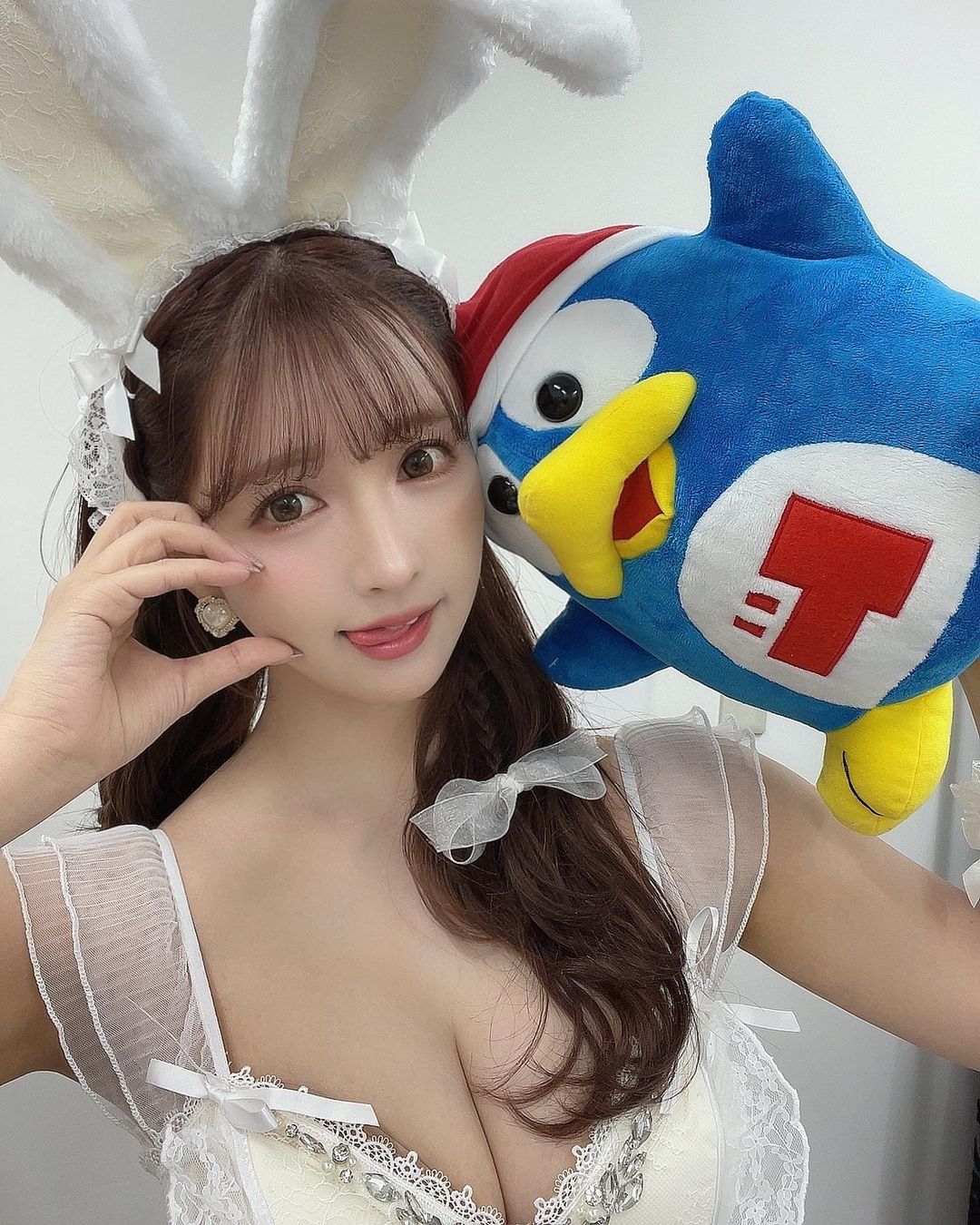 「三上悠亚」化身爆乳兔女郎拜年！多变造型秀「巨R美臀」引十几万人按赞！