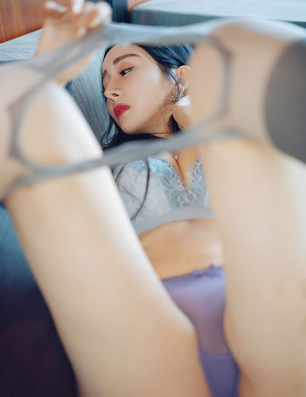 允爾华丽典雅的蕾丝长裙婀娜娇媚动人