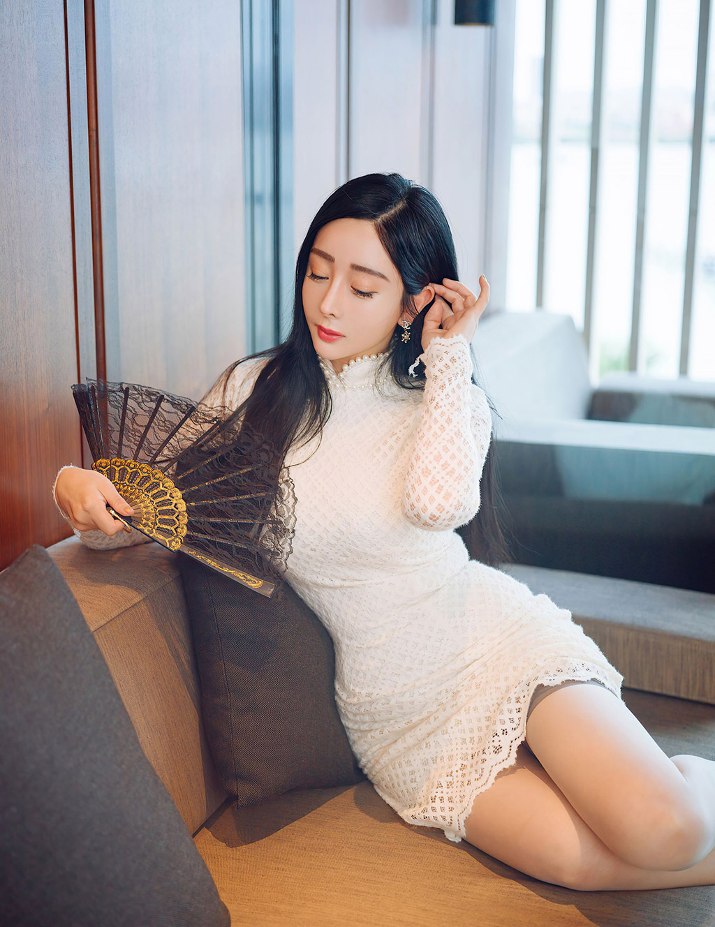 允爾华丽典雅的蕾丝长裙婀娜娇媚动人
