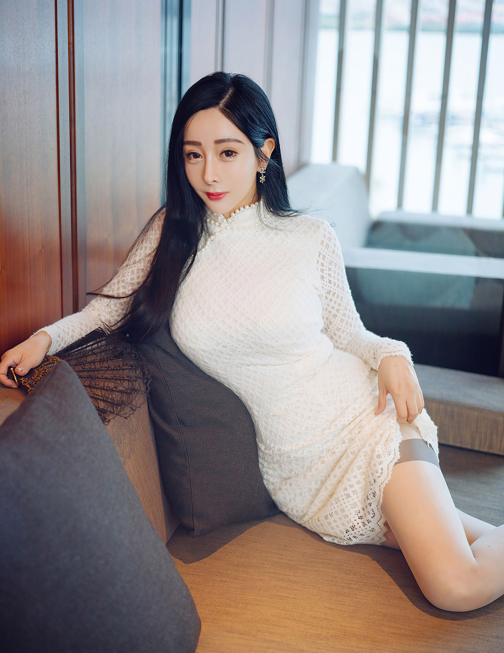 允爾华丽典雅的蕾丝长裙婀娜娇媚动人