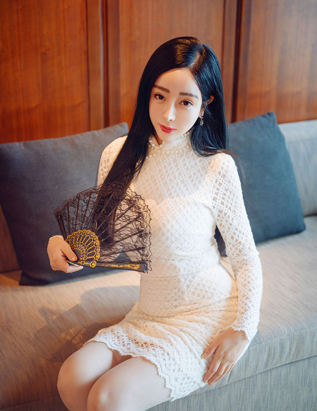 允爾华丽典雅的蕾丝长裙婀娜娇媚动人