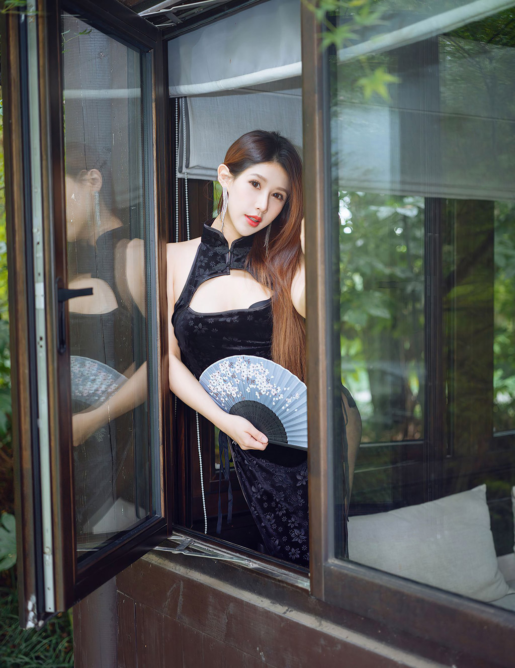 徐安安高开衩的黑丝吊裙包裹曼妙身姿