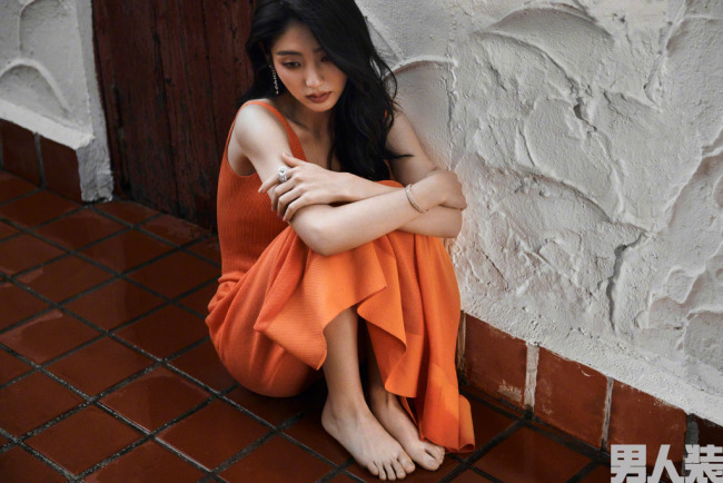 邢菲男人装三月刊封面释出 大秀美背