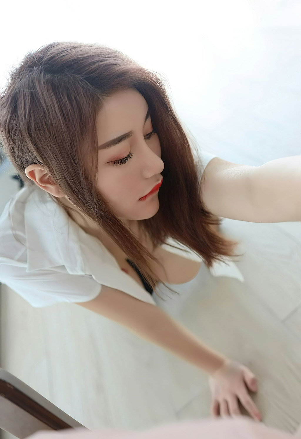 美七Mia经典的白衬衫黑短裙制服诱惑