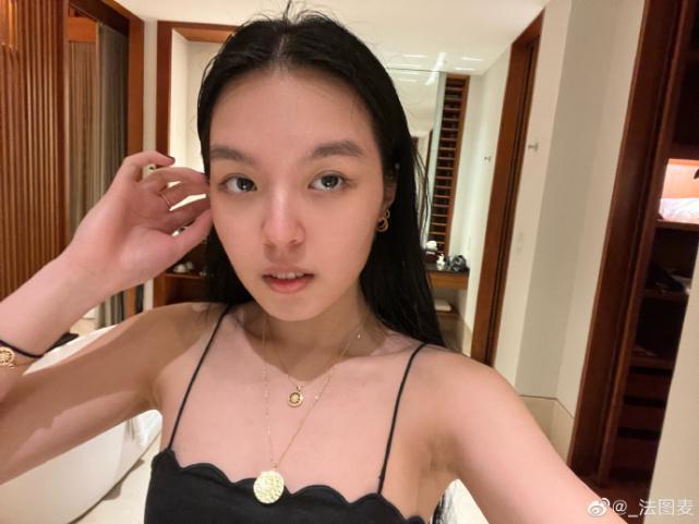 李咏20岁女儿晒最新美照 妈妈哈文留言超骄傲