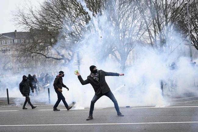 百万人上街，法国举行第九轮全国大罢工反对退改