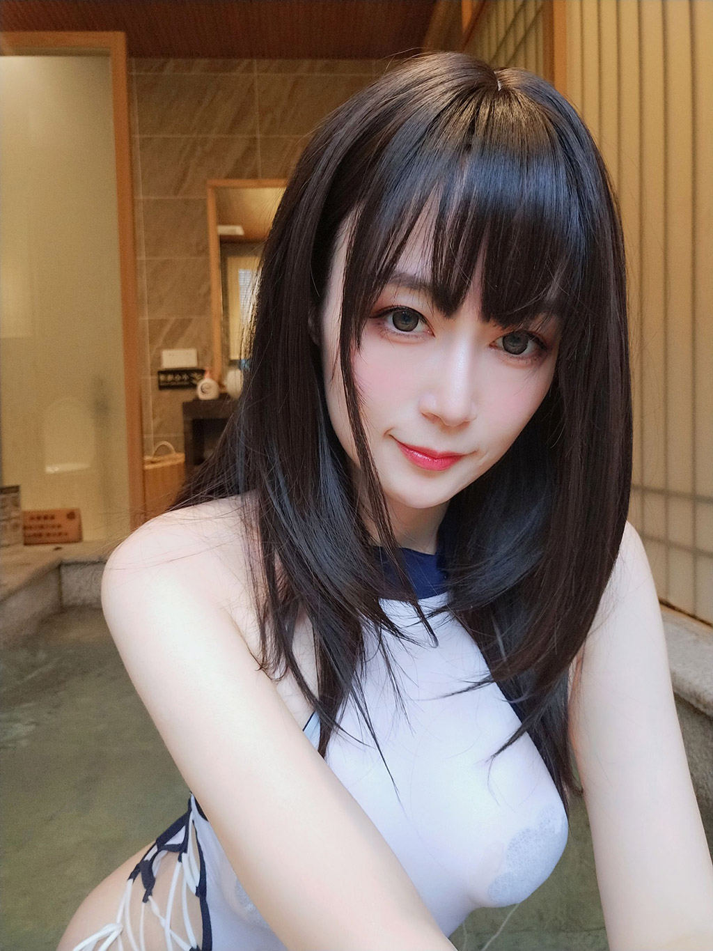 白银小姐姐连体高叉死库水浴池戏水