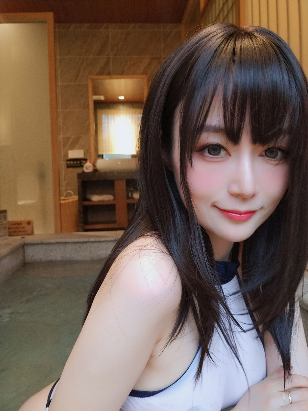 白银小姐姐连体高叉死库水浴池戏水