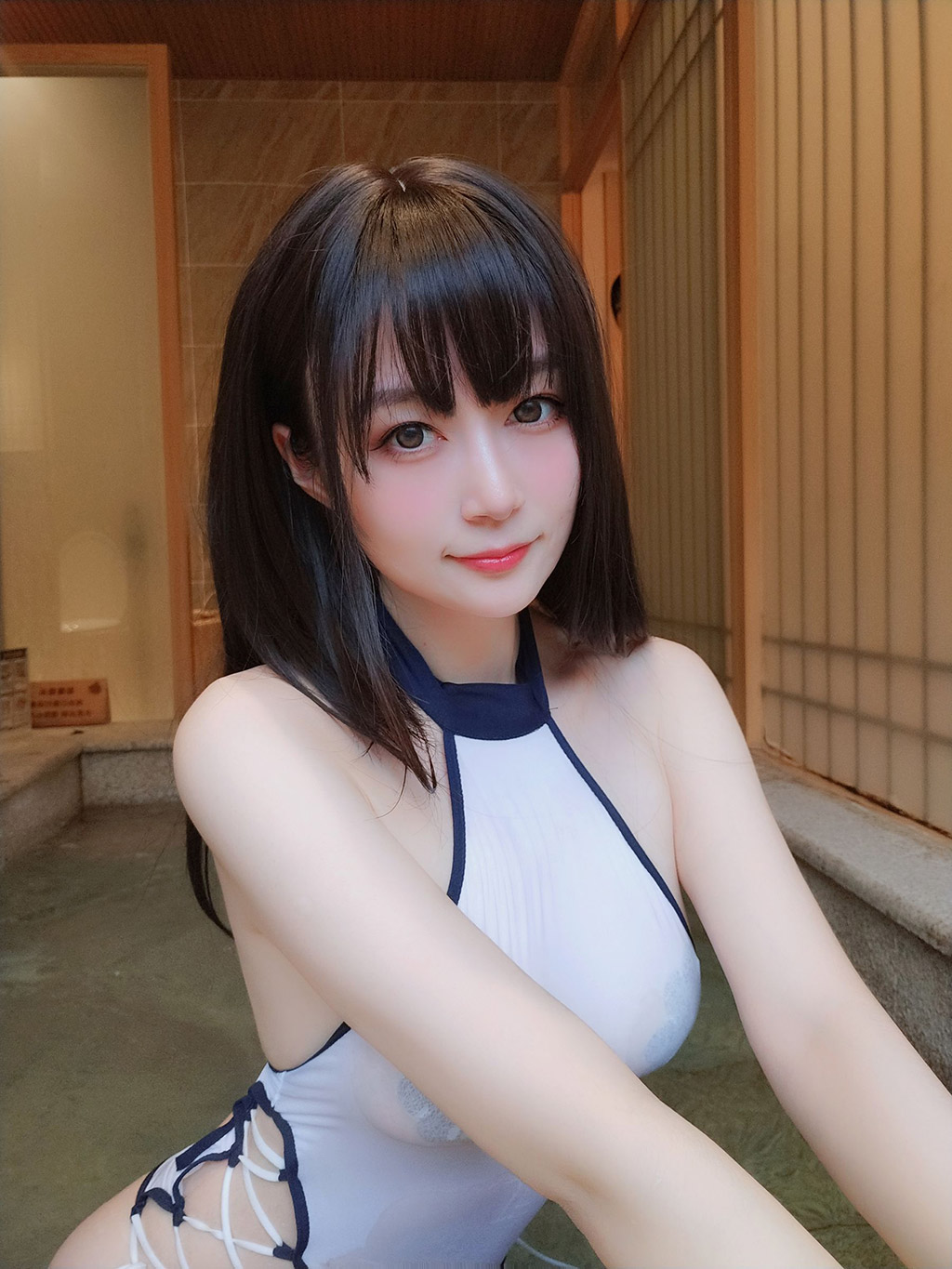 白银小姐姐连体高叉死库水浴池戏水