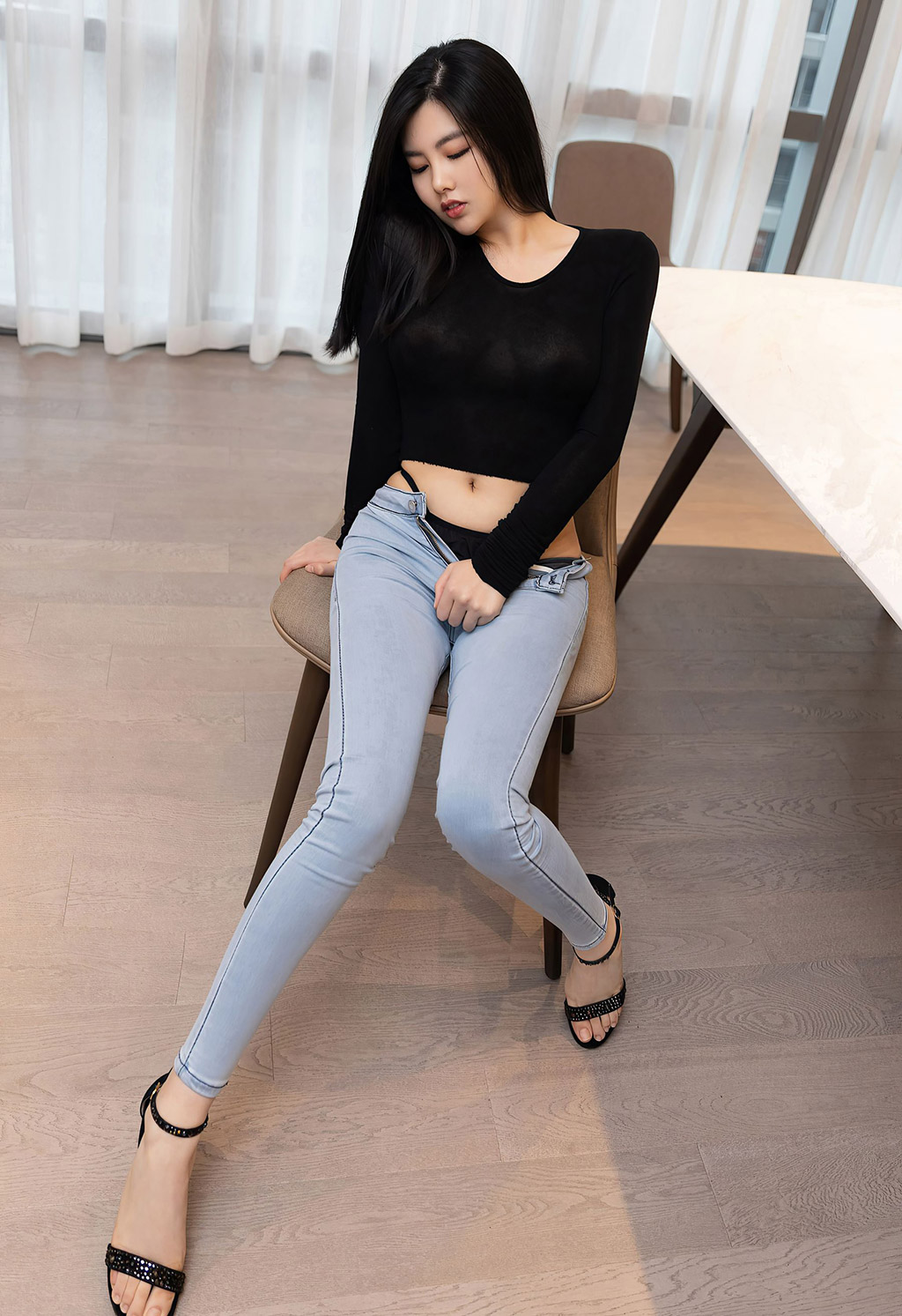 娜露Selena牛仔裤修饰的无可比拟美臀