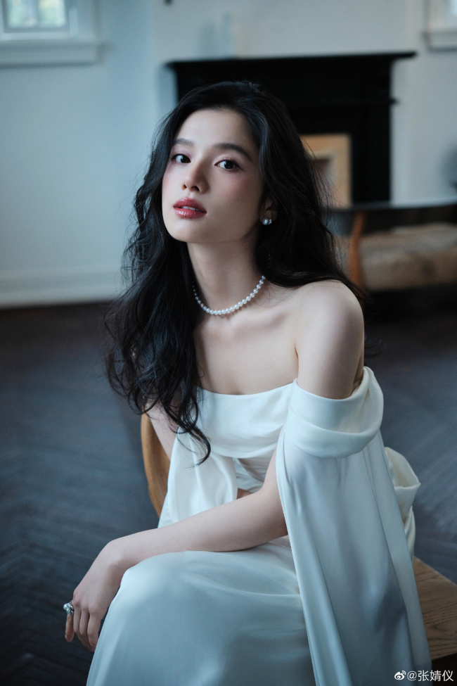张婧仪穿白裙仙气飘飘 笑容灿烂眼神纯净