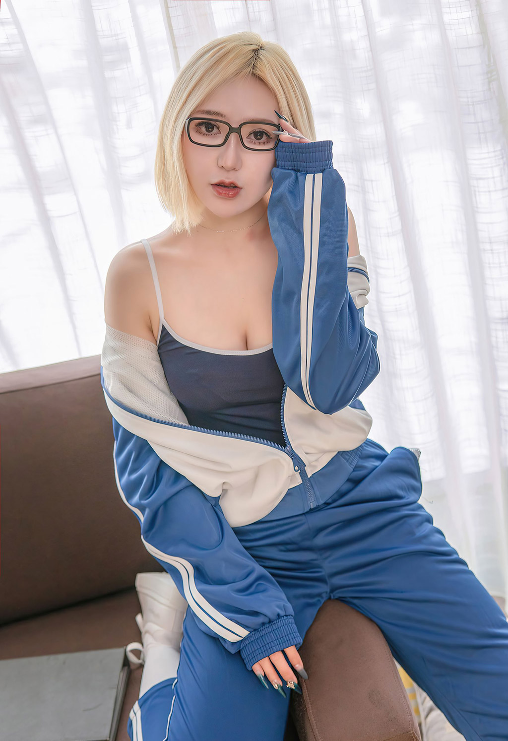 文静儿巨乳校服浑圆弹修长美腿纤细腰肢