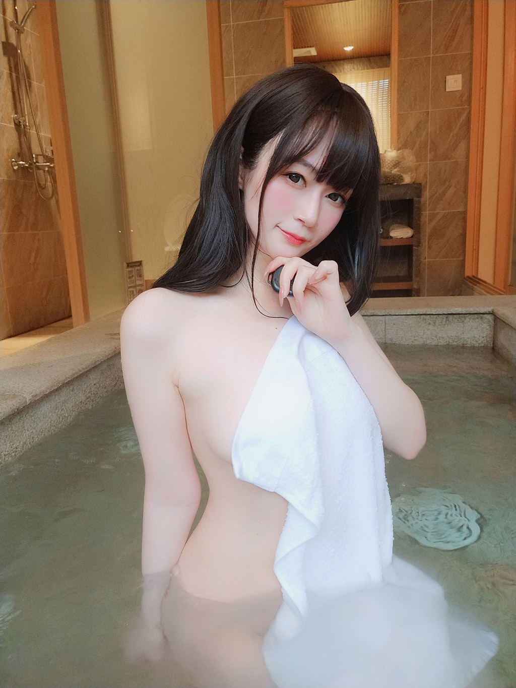 白银小姐姐白花花的肥臀夺目耀眼