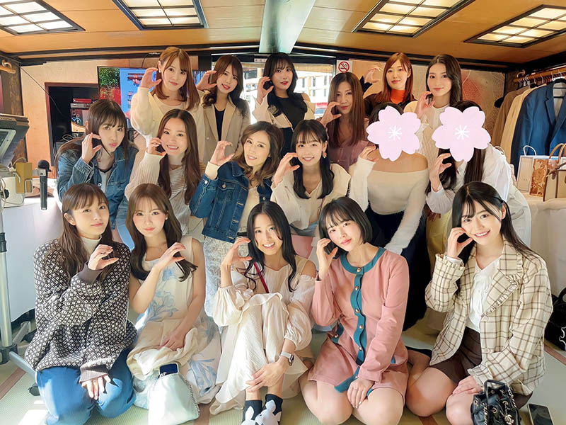 C-More女演员总动员、一张照片说明四件事！