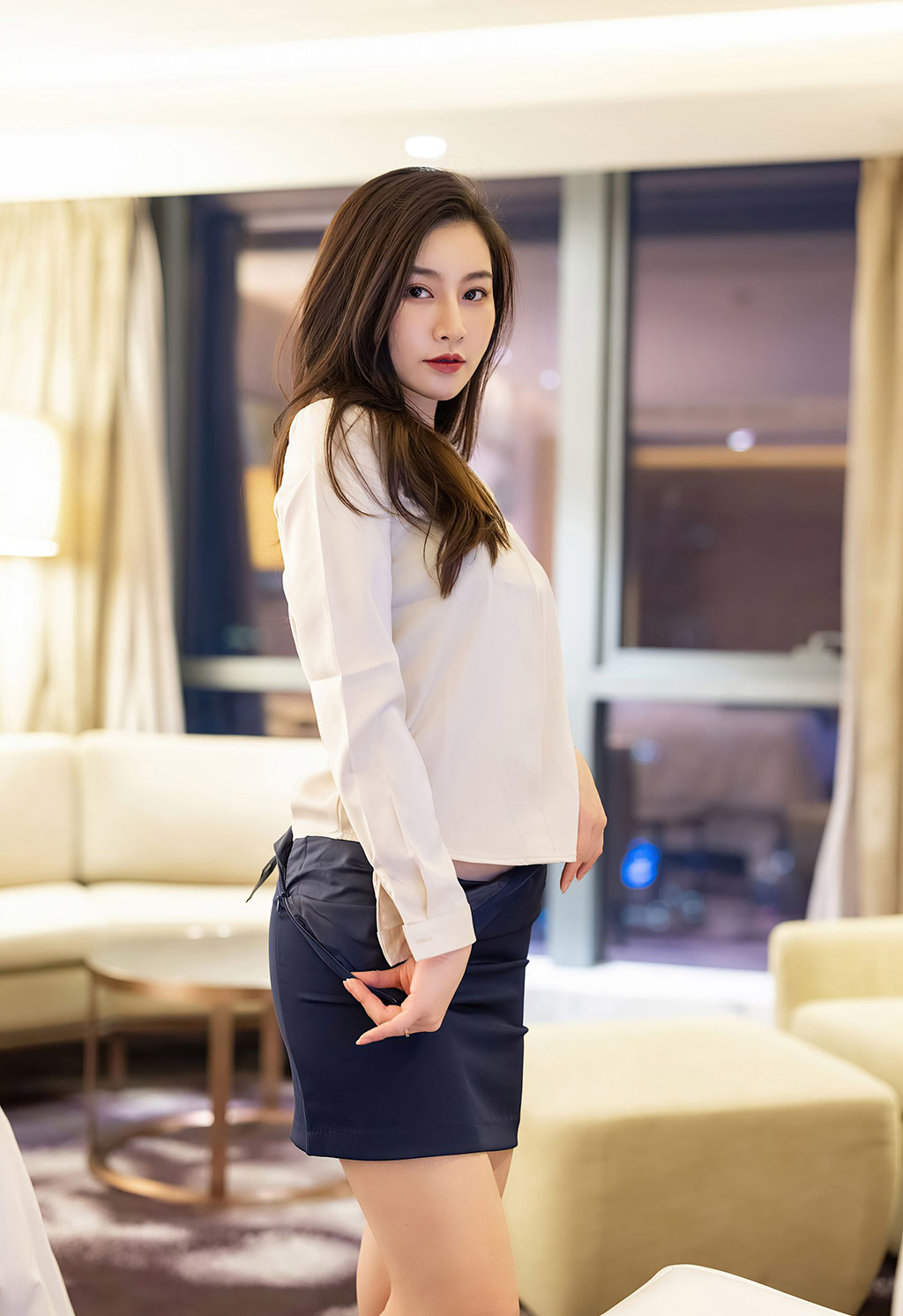 Vanessa深蓝色的典雅职场职业装