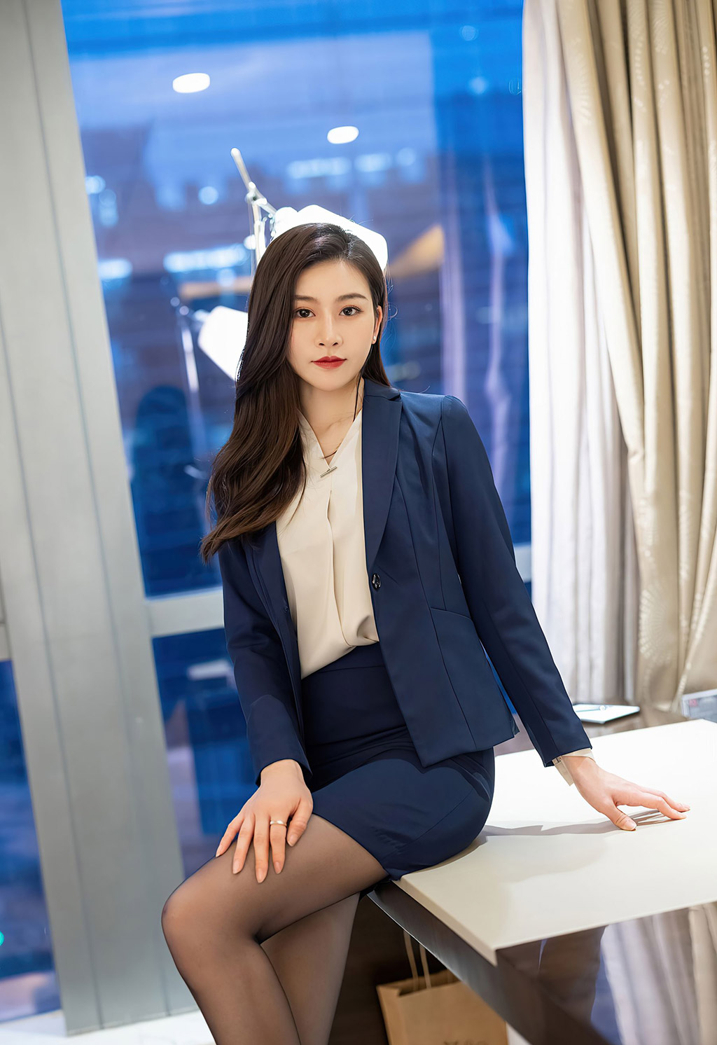 Vanessa深蓝色的典雅职场职业装