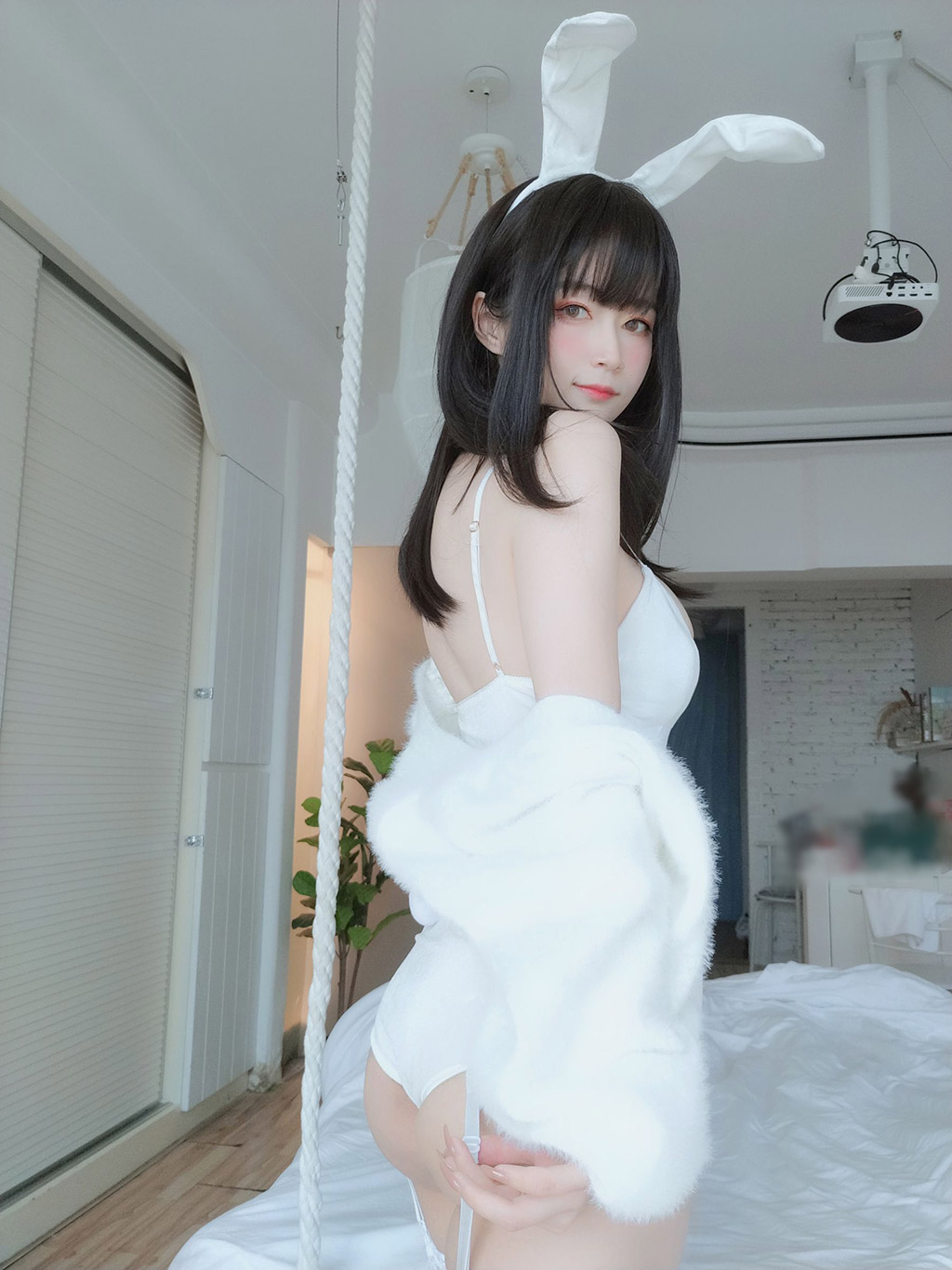 白银小姐姐Cos白丝兔子巨乳乱颤