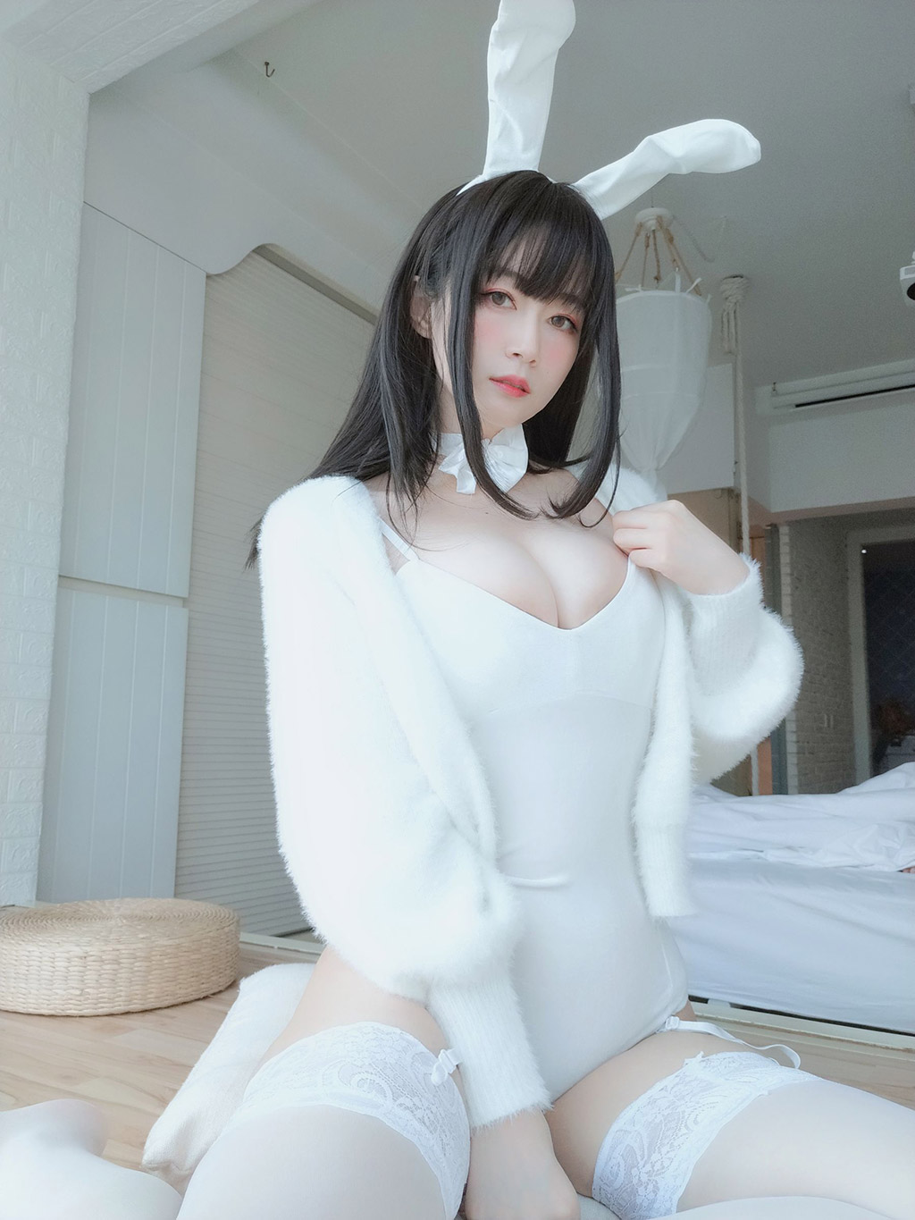 白银小姐姐Cos白丝兔子巨乳乱颤