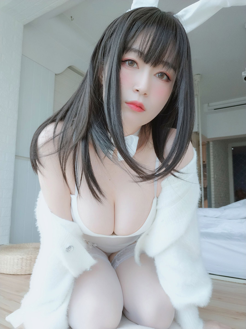 白银小姐姐Cos白丝兔子巨乳乱颤