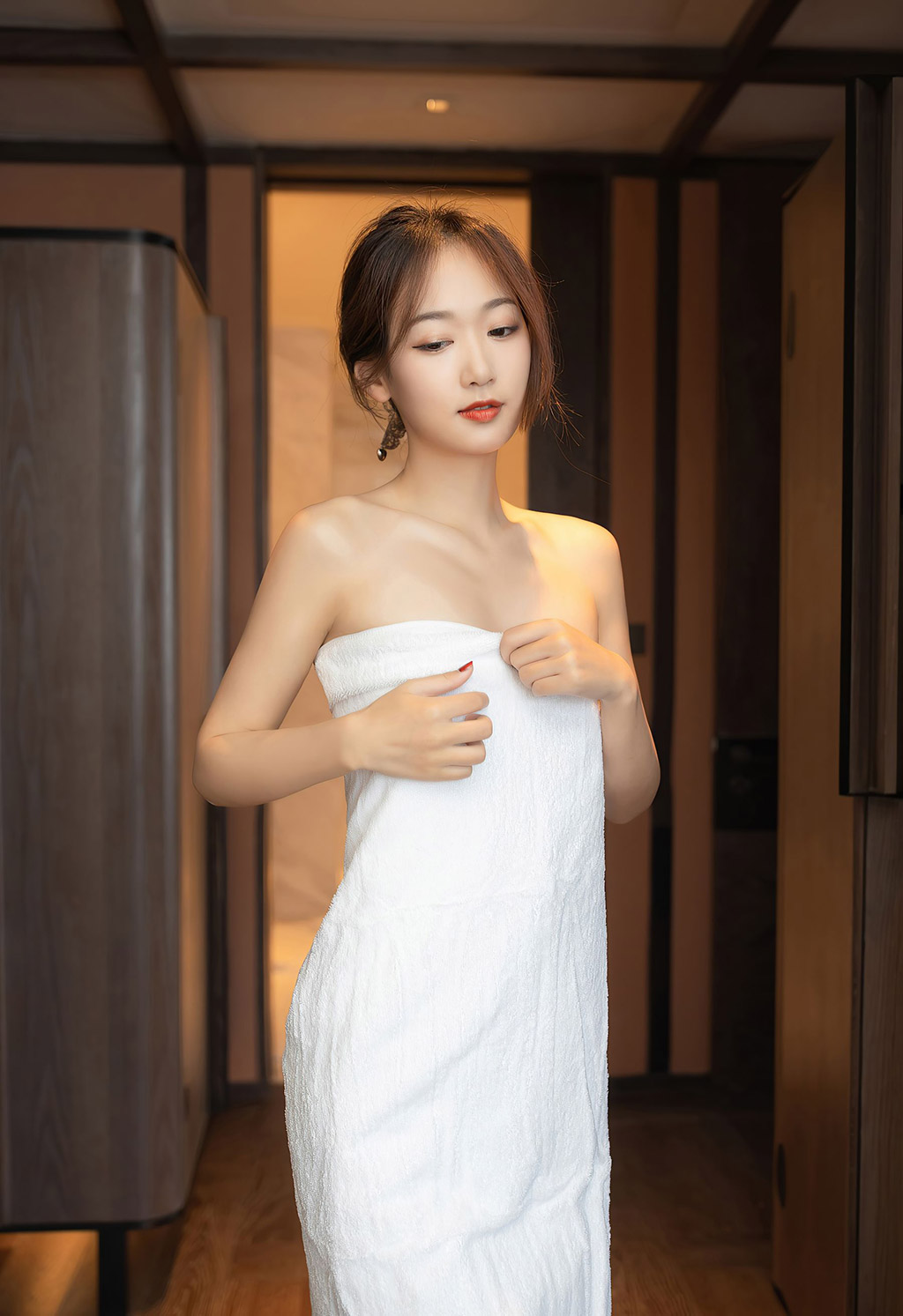 唐安琪妻子在送酒上门后突然变得有些冷漠