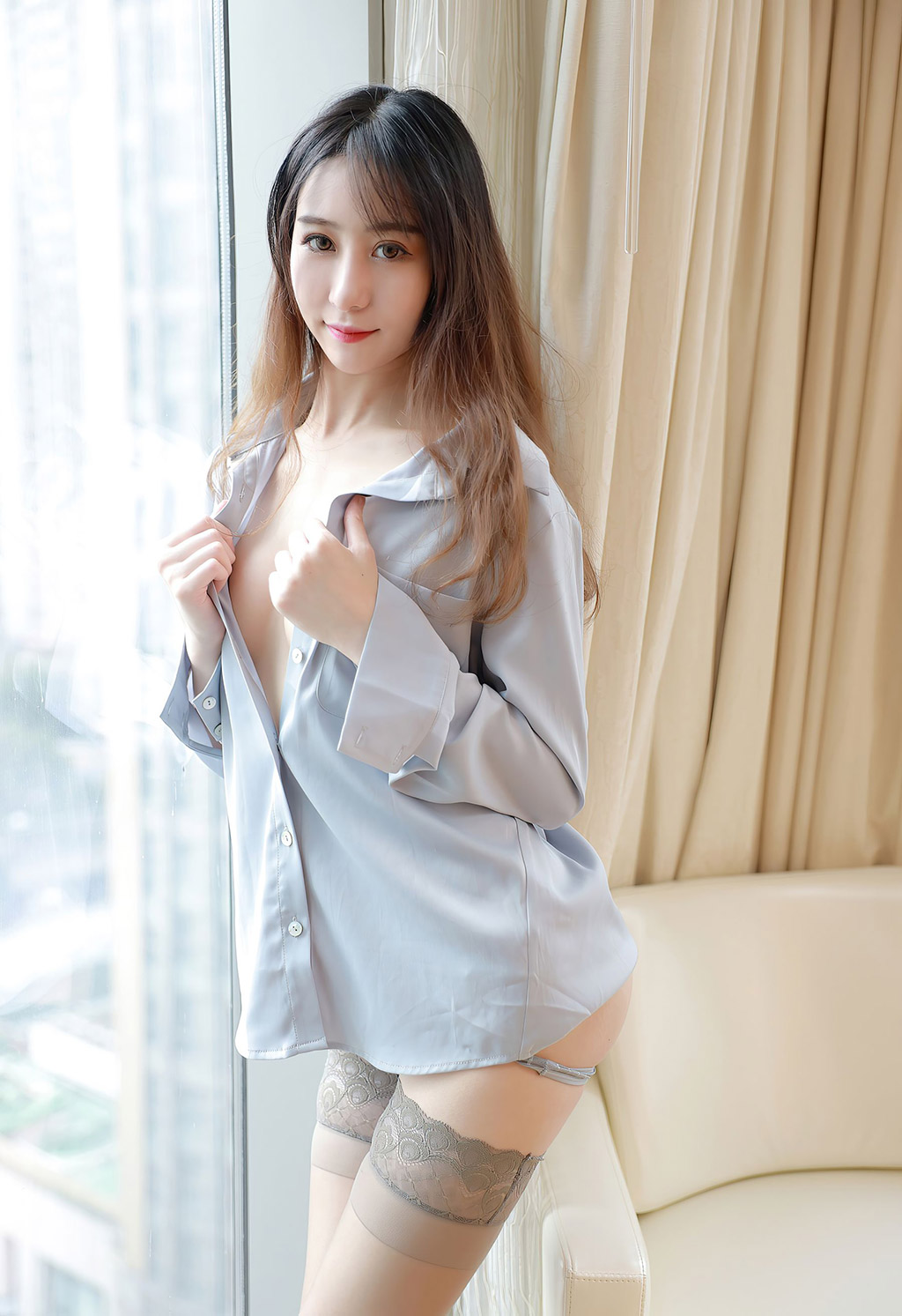 水水er无法抵御的衬衫与经典蕾丝吊袜