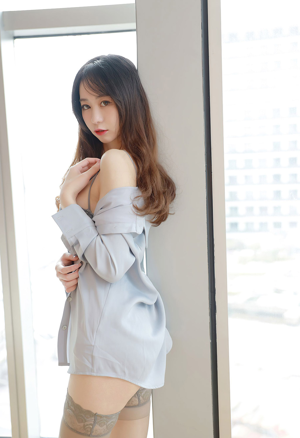 水水er无法抵御的衬衫与经典蕾丝吊袜