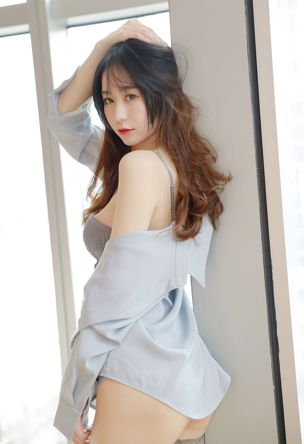 水水er无法抵御的衬衫与经典蕾丝吊袜