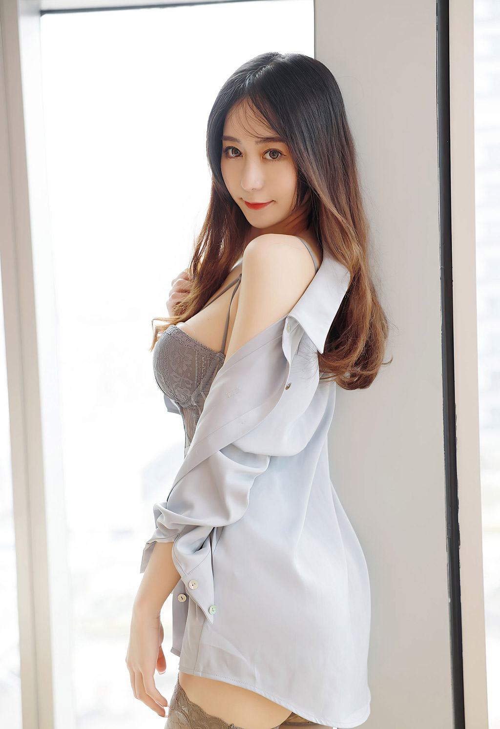 水水er无法抵御的衬衫与经典蕾丝吊袜