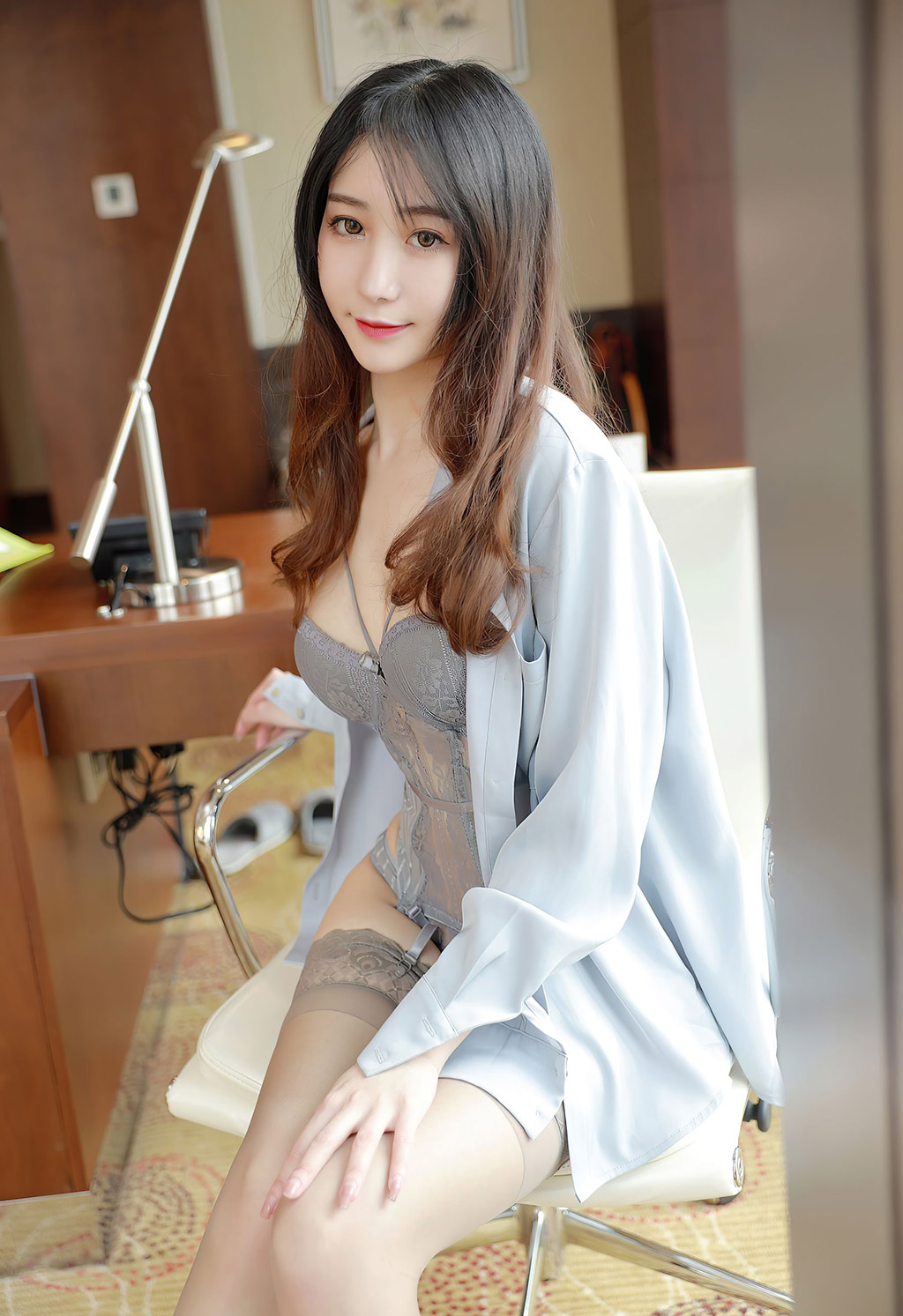 水水er无法抵御的衬衫与经典蕾丝吊袜