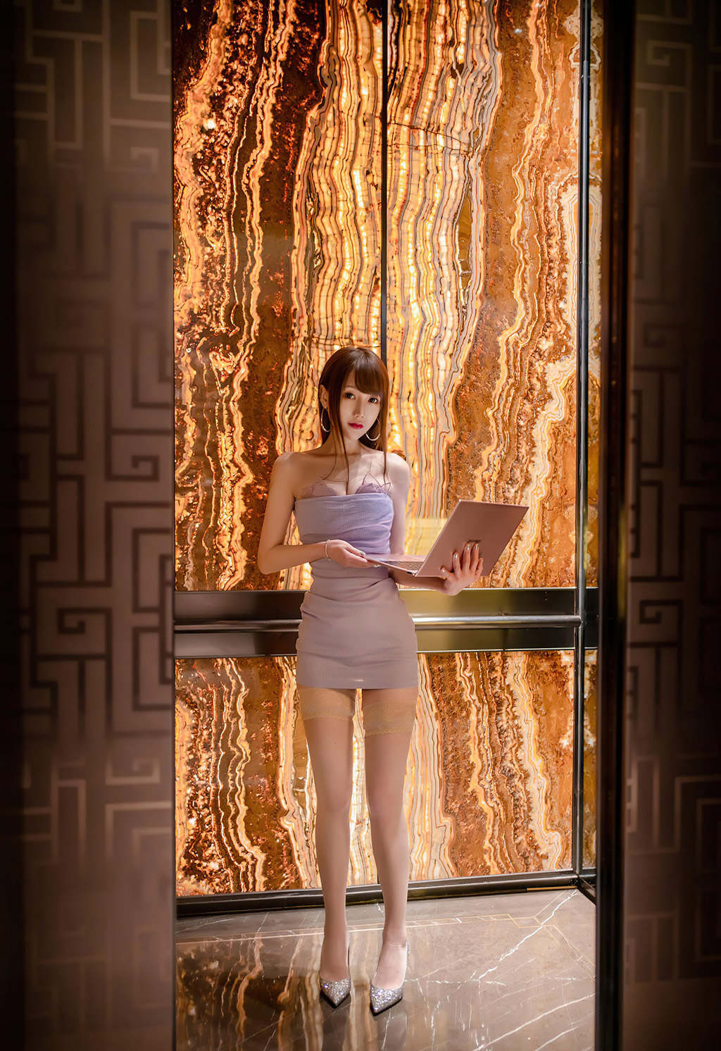 星小兔Meetu娇小可人且身材凹凸别致的妹子